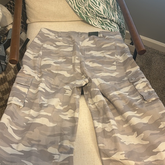 Camouflage print cargo pant… - Picture 2 of 4